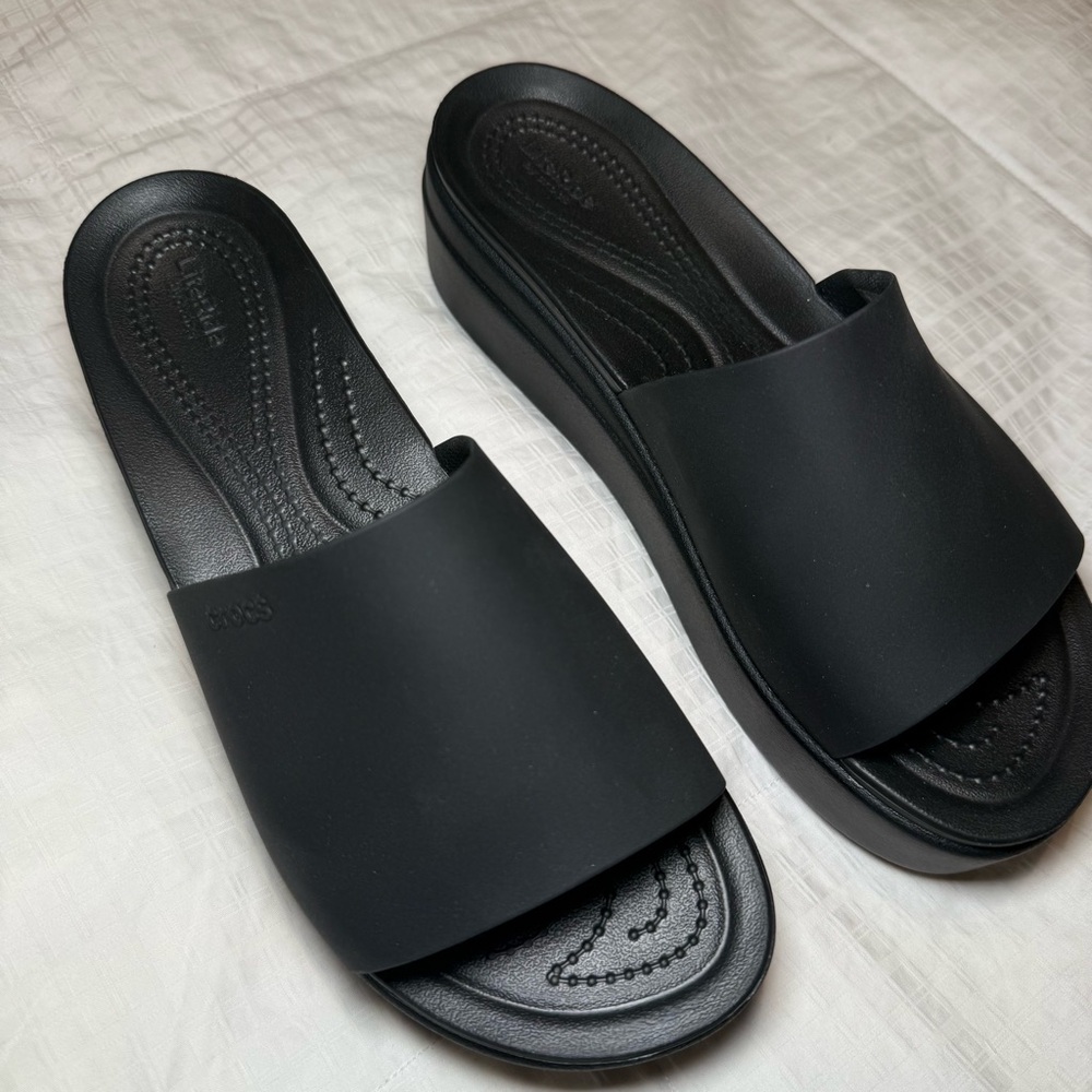 Never worn - Crocs brooklynn slide wedges W9 black platform